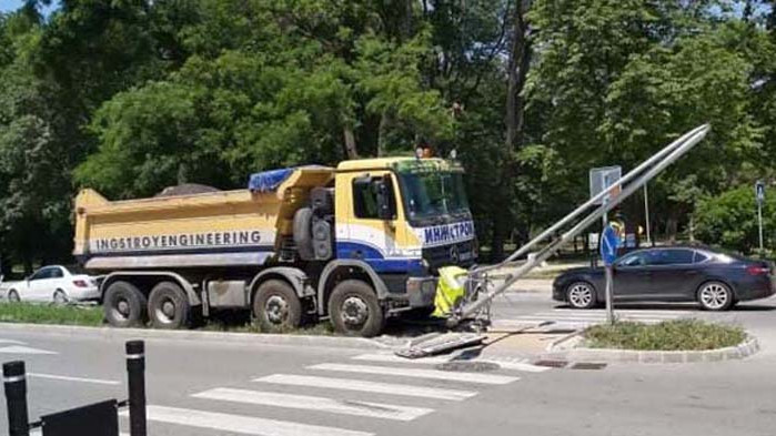 Камион се удари в стълб за да не блъсне дете в Аспарухово (СНИМКИ)