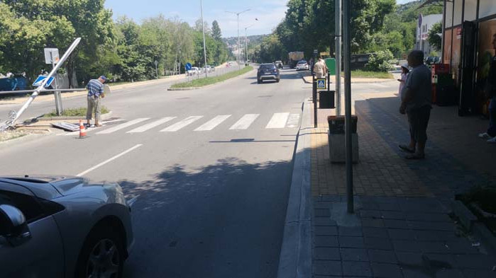 Камион се удари в стълб за да не блъсне дете в Аспарухово (СНИМКИ)