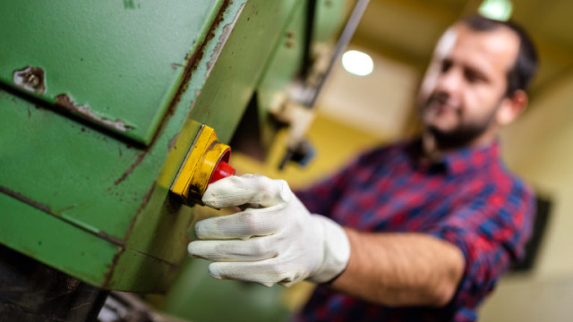 Заводът в Смолян продължава да работи с намален капацитет