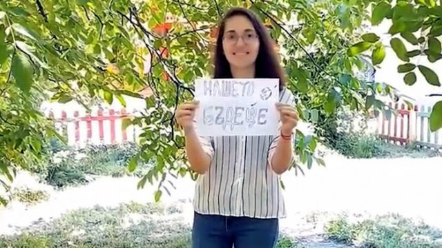 Ученици благодарят на учителите си за това, че бяха с тях по време на онлайн обучениетo (ВИДЕО)