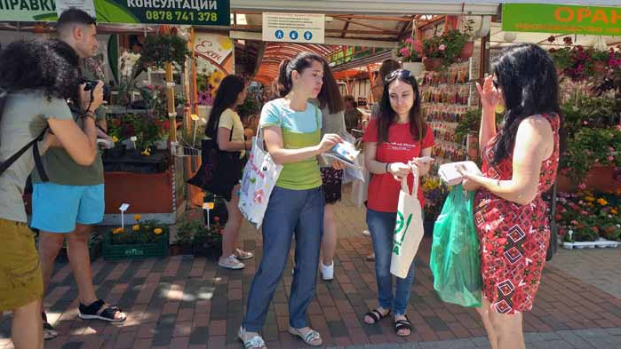 Литература срещу найлон. Кой и защо подарява книги във Варна (ВИДЕО)