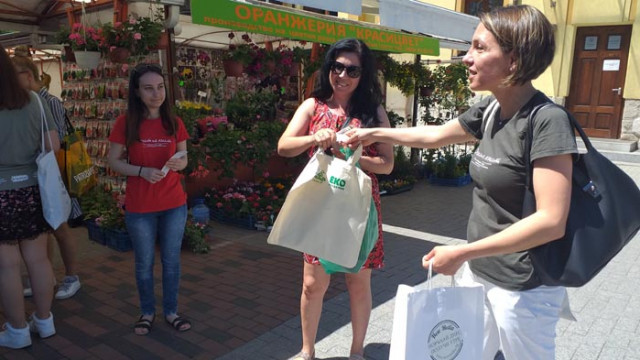 Литература срещу найлон. Кой и защо подарява книги във Варна (ВИДЕО)
