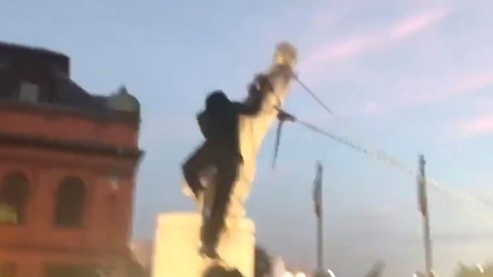 Хвърлиха статуя на Колумб във водите на пристанището в Балтимор (ВИДЕО)