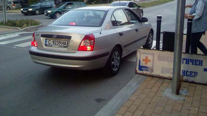 Наглото спиране на аварийни пред магазин в Аспарухово продължава