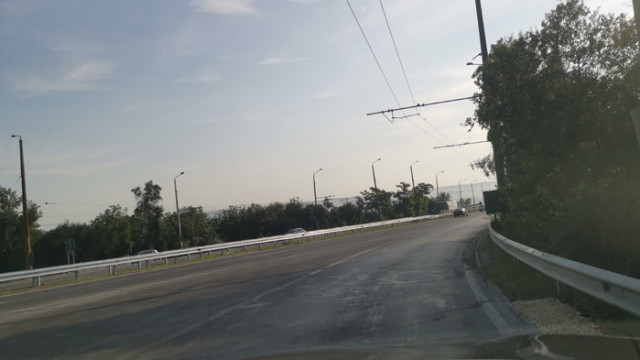 Запълниха дупките на Аспарухов мост, готови са и трасетата по изхода и входа на квартала (СНИМКИ)