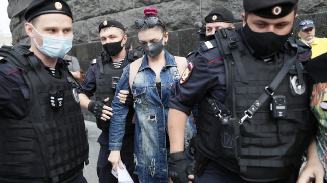 В Русия сплашват критици на Кремъл, обискират домовете им