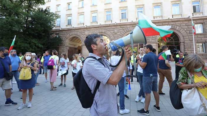Стотици вече са пред президентството (СНИМКИ)