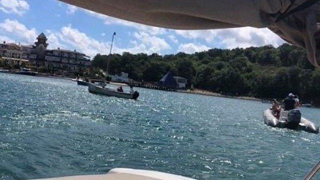 Плажуващи стигнаха по суша и море до сараите на Доган, но са извън тях