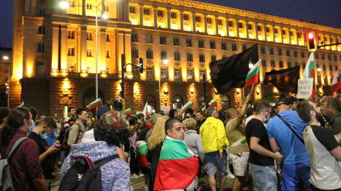 След протестите: COVID-19 в две медии