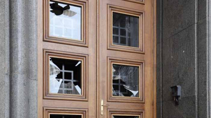 Щети по втората сграда на парламента, двама ранени полицаи и арестувани при протеста (СНИМКИ)
