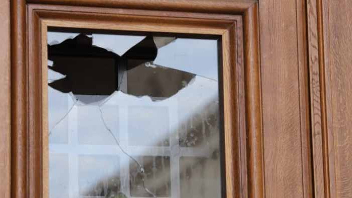 Щети по втората сграда на парламента, двама ранени полицаи и арестувани при протеста (СНИМКИ)