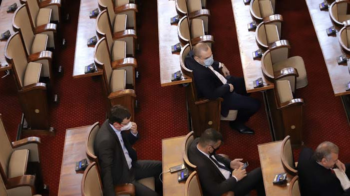 Парламентът обсъжда вота на недоверие на извънредно заседание в понеделник