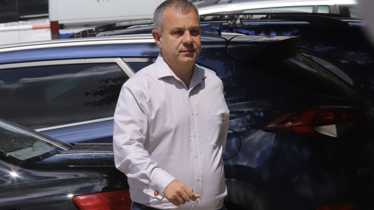Протест пред БНТ с искане за оставката на Емил Кошлуков