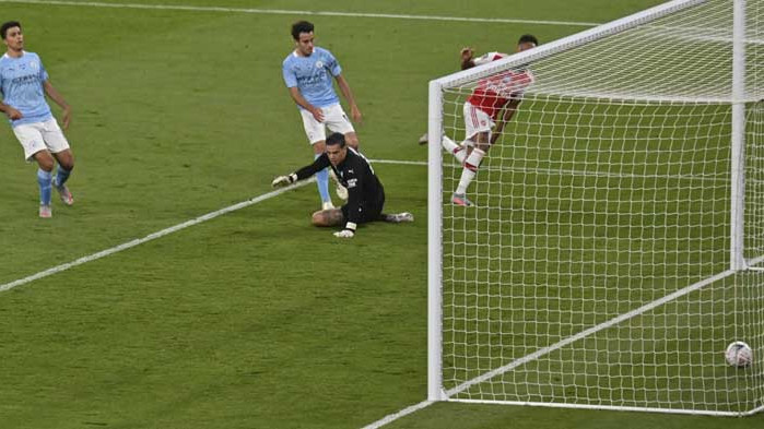 С голове на Обамеянг Арсенал влезе във финала на Купата на ФА