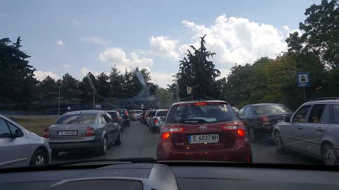 Километрични опашки на входа на Албена