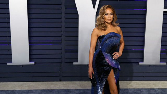 Джей Ло пие по 7 чаши вода с лимон на ден