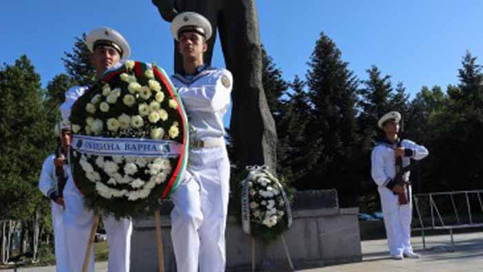 С венци и цветя бе почетена паметта на Никола Вапцаров