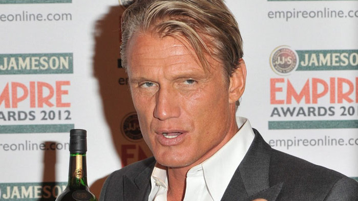 Долф Лундгрен и годеницата му изглеждат като дядо и внучка