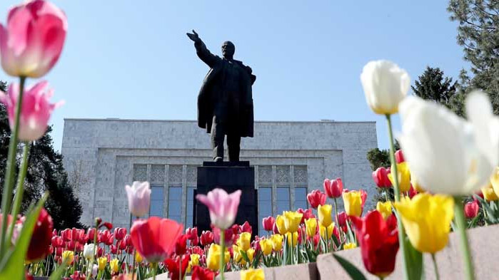 Ленин реже лозе в Украйна с българска носия и калпак