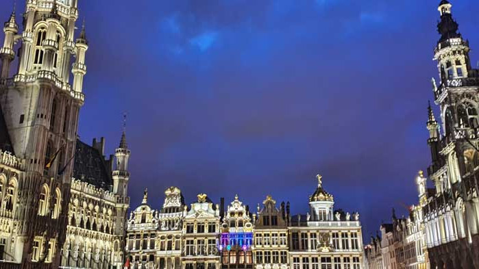 Големият площад в Льовен – цветен килим и място за светлинно шоу