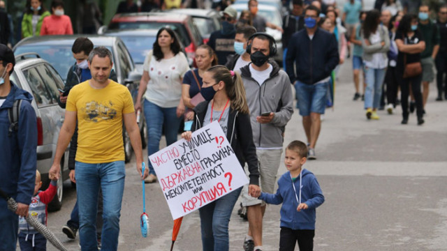 Протест в „Манастирски ливади“: граждани искат общинска детска градина, а не частно училище