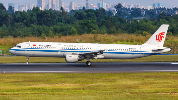 Китай отмени стотици полети заради завръщането на коронавируса