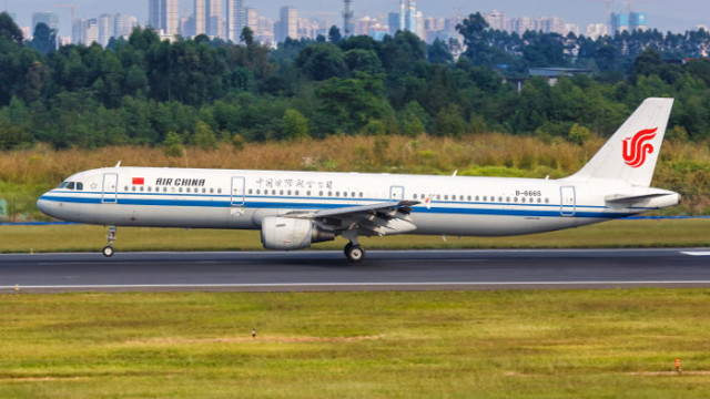 Китай отмени стотици полети заради завръщането на коронавируса