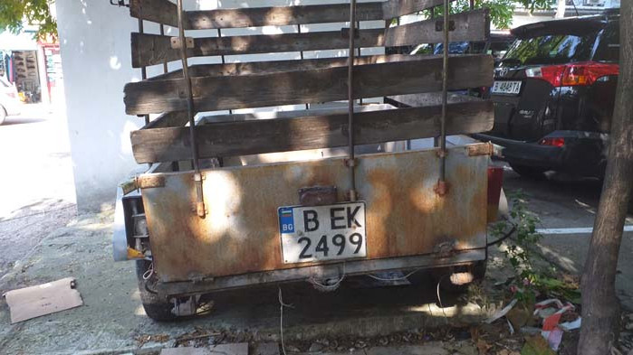 Неизползвано ремарке за кола се превърна в контейнер за отпадъци на Кооперативния пазар във Варна