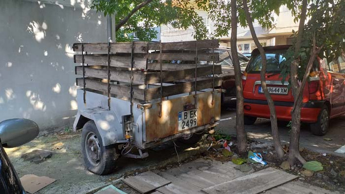Неизползвано ремарке за кола се превърна в контейнер за отпадъци на Кооперативния пазар във Варна