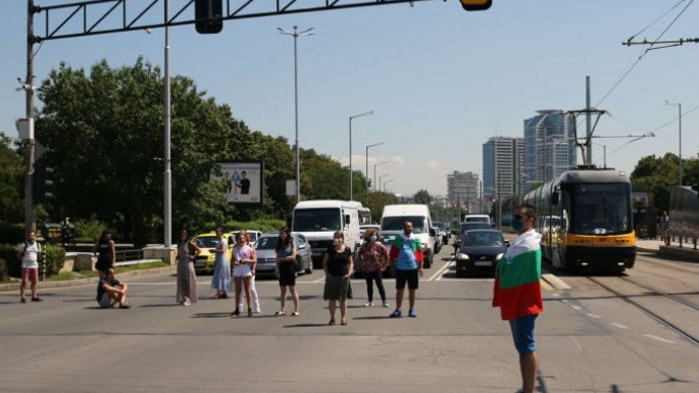 Старт на „голямото блокиране“: Малобройна група затвори „България“ и „Гешов“