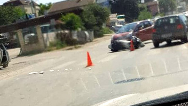 Мотор и кола се блъснаха на околовръстното във Варна