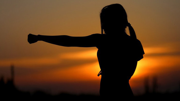 Каратистка преби любовницата на мъжа си