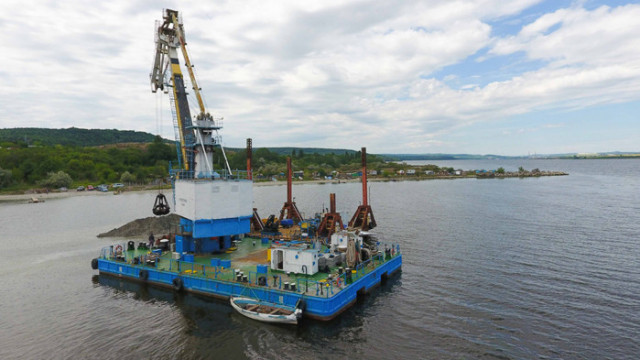 ДП "Пристанищна инфраструктура" извършва удълбочаване на трасето на тръбопровода в езерото