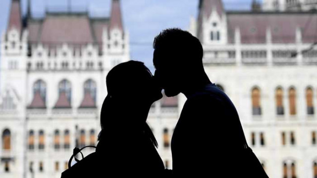 Сексолог: Целувката е безполезна и опасна