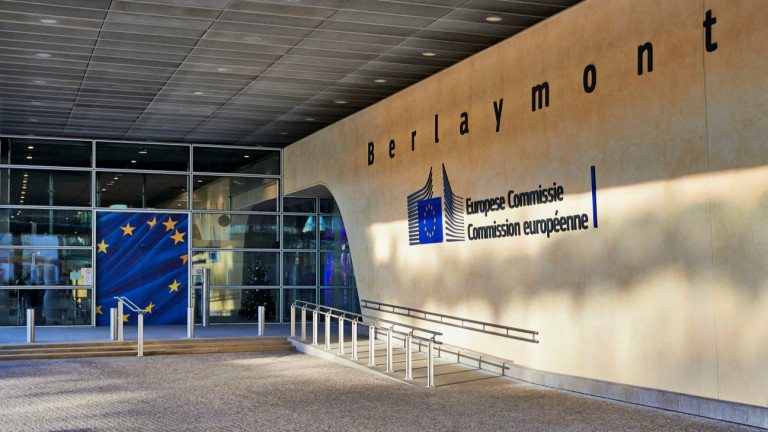 ЕК договори купуването на 300 милиона дози за потенциална ваксина срещу COVID-19