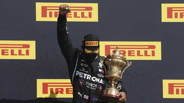 Хамилтън издържа след драма в края за рекорден седми успех на Силвърстоун