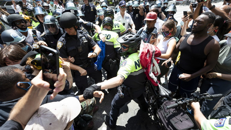 US Губернатори искат Тръмп да хвърли гвардията срещу коронавируса