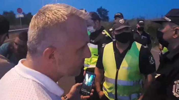 Блокадата на „Капитан Андреево“ падна, Бабикян се оплака, че „128 полицаи блъскат 10 души“