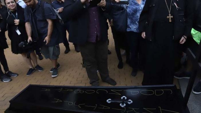 Грозно: Протестърите донесоха и ковчег пред Министерски съвет (СНИМКИ)