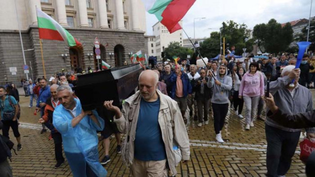 Грозно: Протестърите донесоха и ковчег пред Министерски съвет (СНИМКИ)