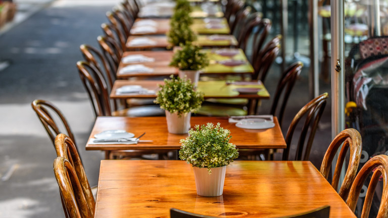 Ресторантьори искат да отпадне носенето на маски в заведенията на открито