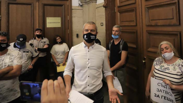 Костадин Костадинов нахлу в Съдебната палата, искал да връчи лично оставката на Гешев