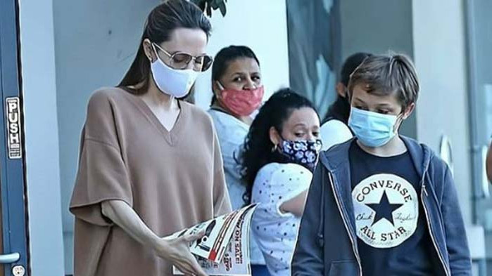 Анджелина Джоли, Нокс Джоли Пит и защо актрисата е с пуловер през лятото