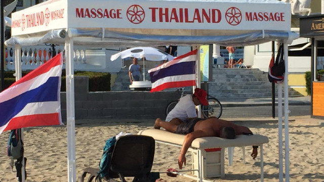 Туристи се глезят с тайландски масажи на плажа в Слънчев бряг