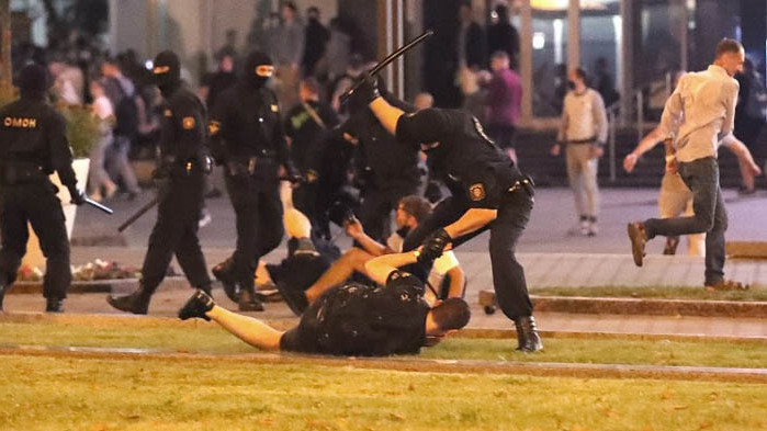 В Беларус: Шокови гранати и бой с палки на протеста в изборната нощ