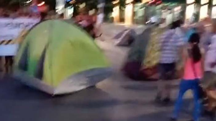 Протестиращите пак опънаха палатките на кръстовището пред сградата на община Варна