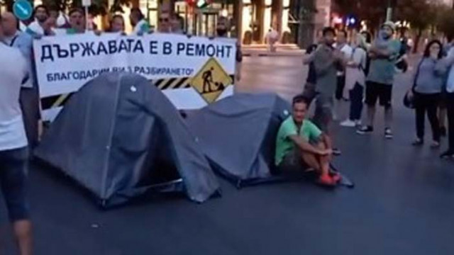 Протестиращите пак опънаха палатките на кръстовището пред сградата на община Варна