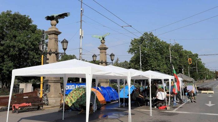 Пияни протестиращи се сбиха на „Орлов мост“