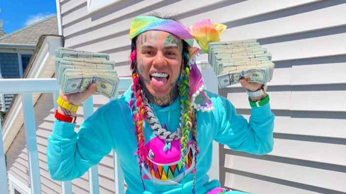 Tekashi 6ix9ine твърди, че носи със себе си милиони