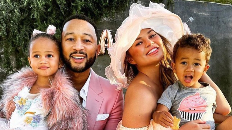 Криси Тейгън и Джон Леджънд, в очакване на третото им дете